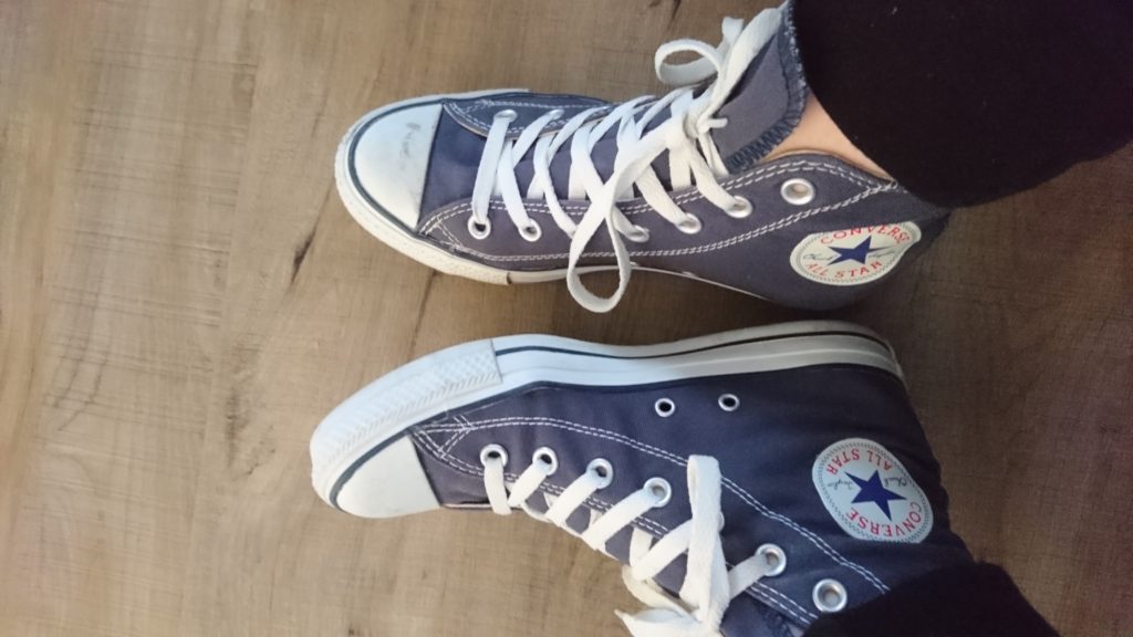 Blaue oder schwarze Chucks